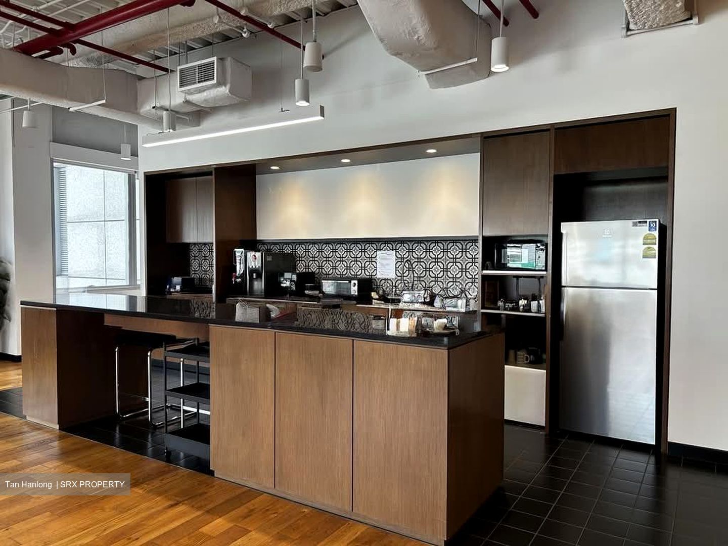 UE Square (D9), Office #558228321
